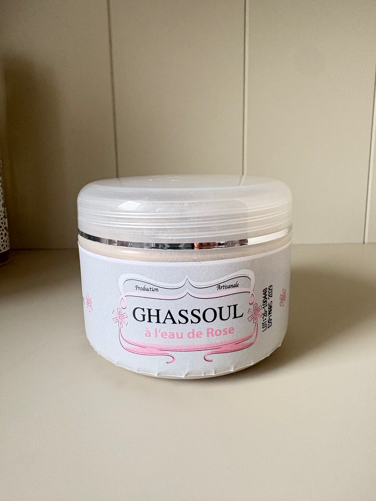 Ghassoul mit Rosenblüten – Marokkanische Tonerde