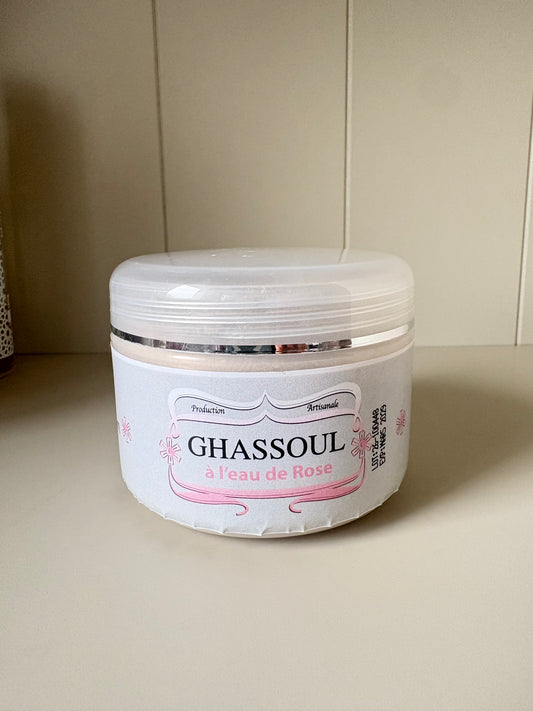 Ghassoul mit Rosenblüten – Marokkanische Tonerde