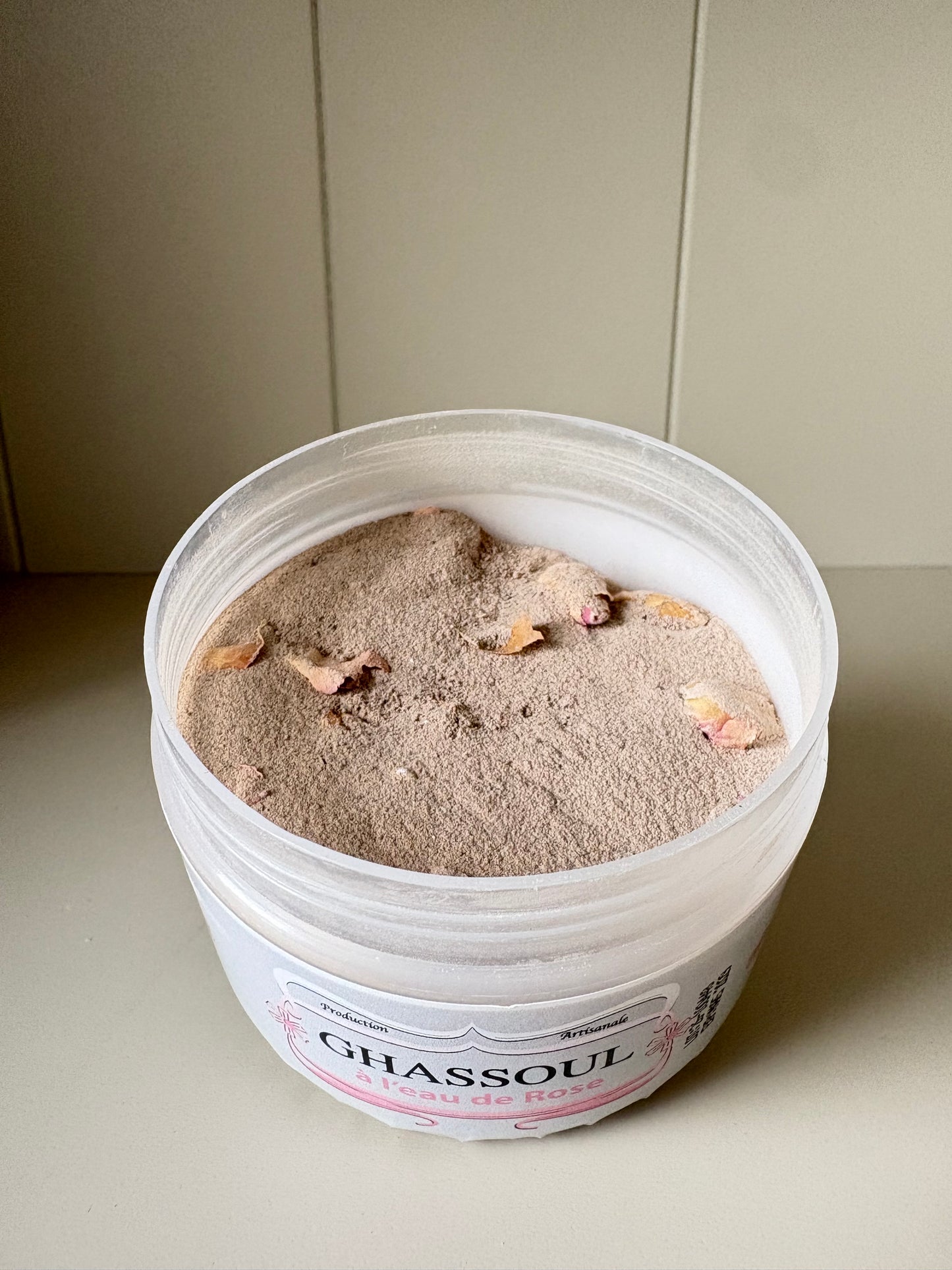 Ghassoul mit Rosenblüten – Marokkanische Tonerde